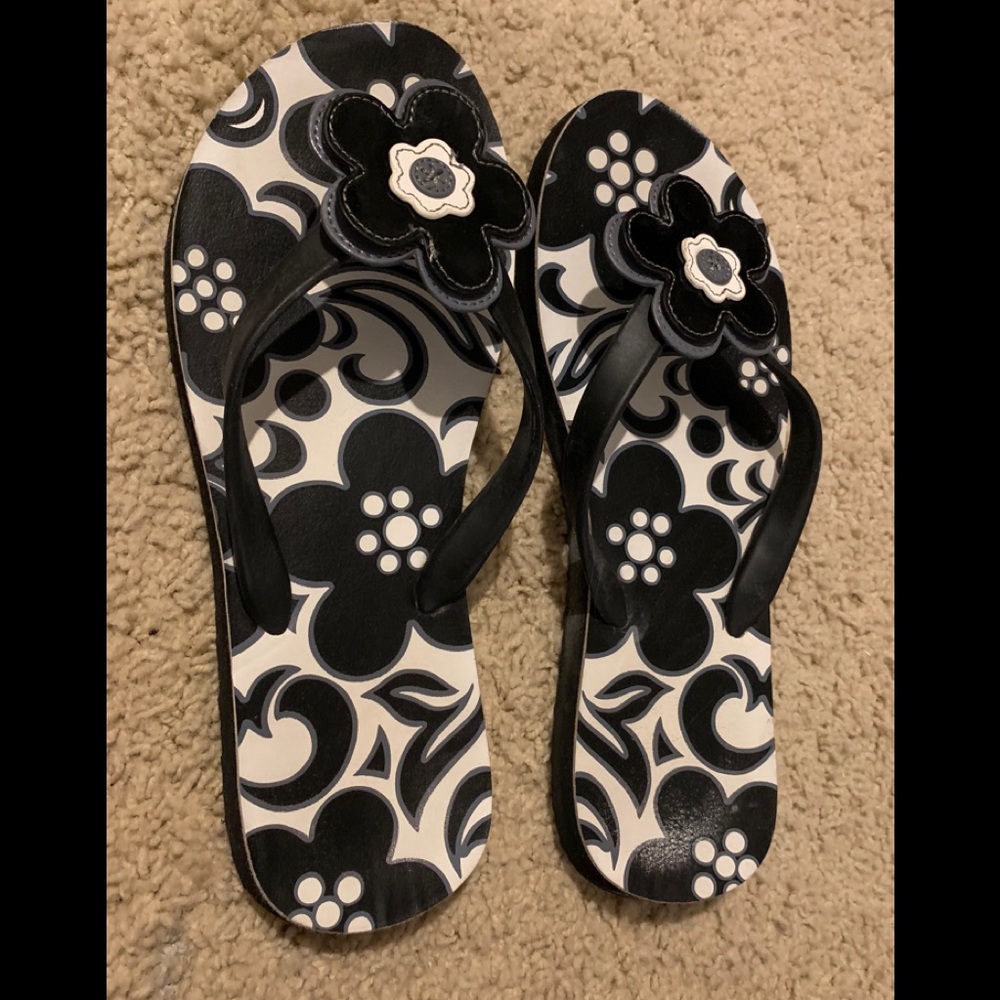 Black and white Floral Vera Bradley Flip Flops